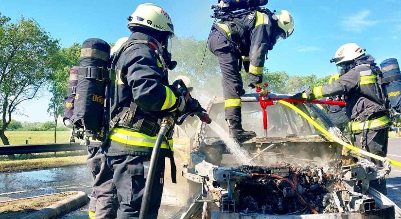 Sok autós ezt rontja el pánikban – így kell reagálni, ha lángra kap a kocsi