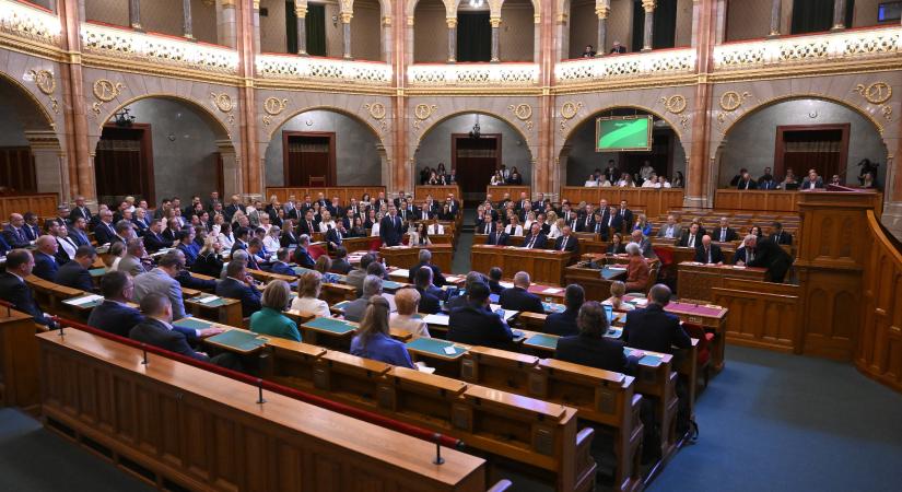 Benyújtották a tiszás képviselők: drasztikus fizetéscsökkentés jöhet