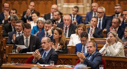 Jelentősen csökkentené a képviselői fizetéseket a Tisza Párt