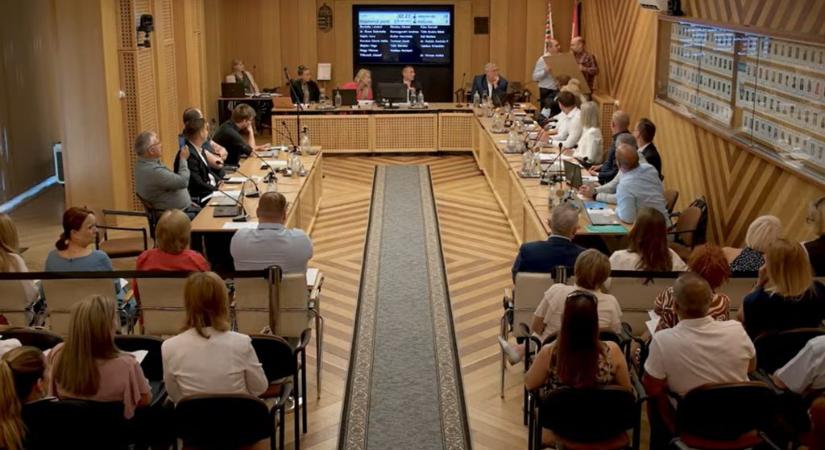 Levette a Nemzeti Együttműködési Nyilatkozatot a közgyűlésen a képviselő, erőszakkal vádolták meg