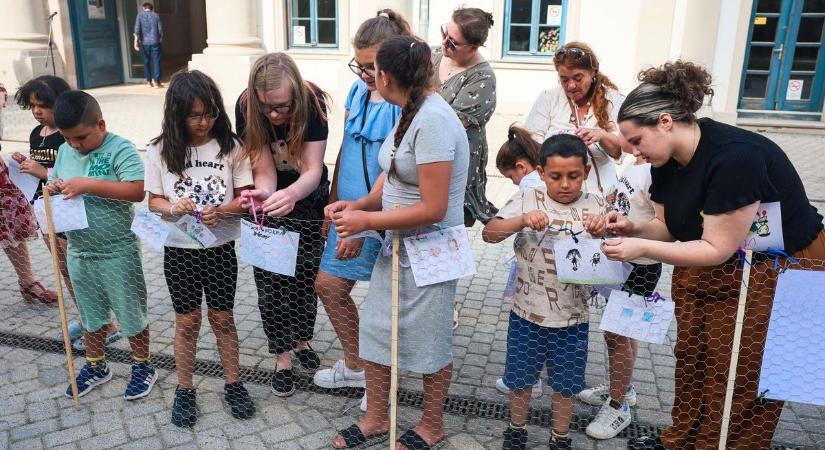 A szalaparti gyerekek emlékei költöztek Eger főterére: megnyílt a Jelen Fesztivál