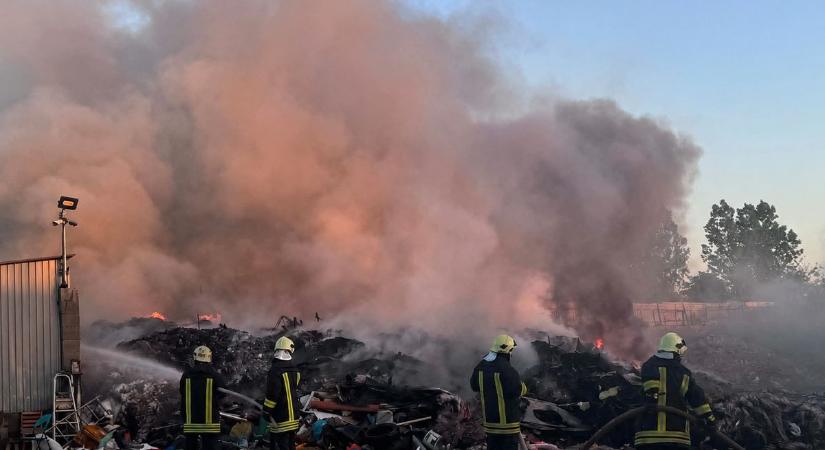 Fotókon a tűz elleni harc: hulladéktárolóban csaptak fel a lángok