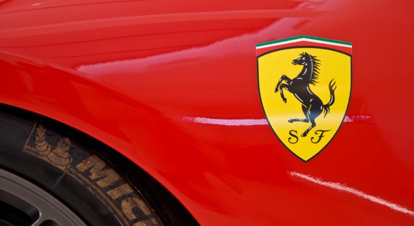 Videón, ahogy maga Leó pápa pattant be a Ferrari vadiúj, elektromos autójába: az internet népe mégis darabokra szedte az új járgányt
