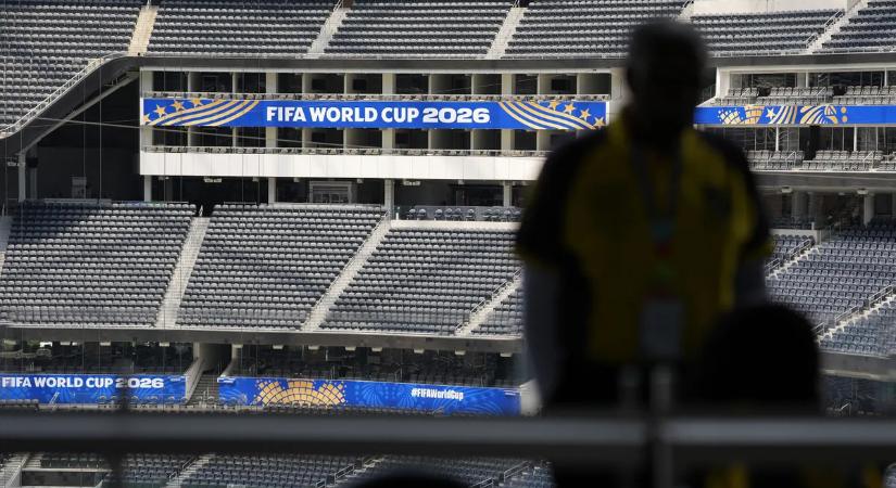 Botrány a foci-vb előtt: csalással vádolják a FIFA-t a horrorjegyárak miatt