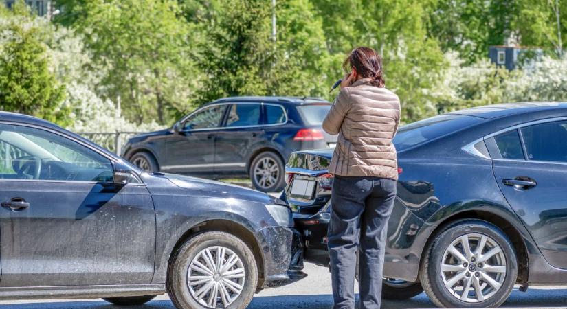 Újabb baleset a forgalmas kereszteződésénél – szemtanúkat keres a rendőrség