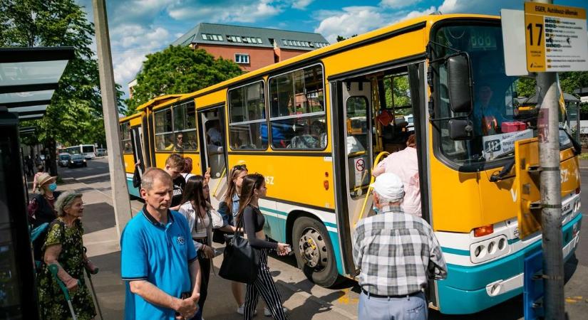 Vita az egri buszokról: késések, kimaradások és lekopó bérletek kerültek szóba