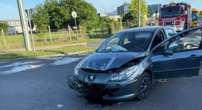 Friss fotók a siófoki balesetről – a sofőrt kórházba szállították