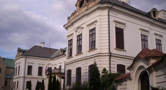 Befőttesüvegbe rejtett aranyérméket találtak a veszprémi érseki palota pincéjében