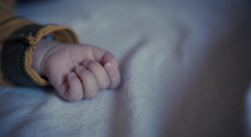 Beleesett a bográcsba egy hároméves kislány: mentőhelikoptert riasztottak a súlyos égési sérülések miatt a kis Fifihez