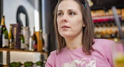 „Nem voltam a karácsonyfa előtt verset mondó kislány” – Interjú Lovas Rozival