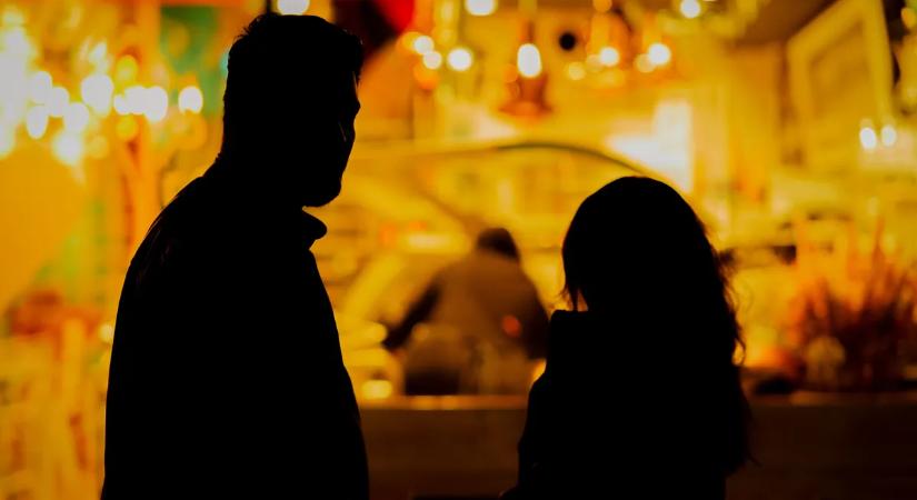 Botrány az első randin: Undorító megjegyzést tett a nő szoptatós barátnőjére a dúsgazdag üzletember
