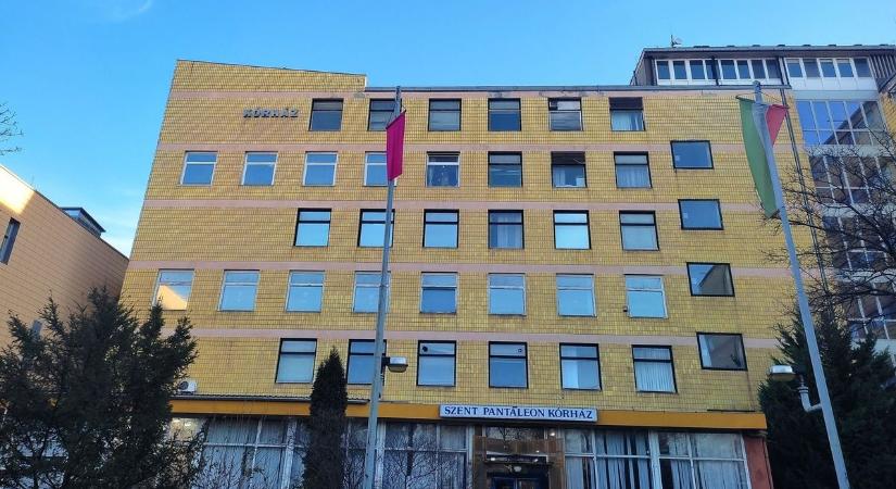Megosztó videót posztolt a Fejér megyei kórház – így vonszoljunk egy holttestet (videó)