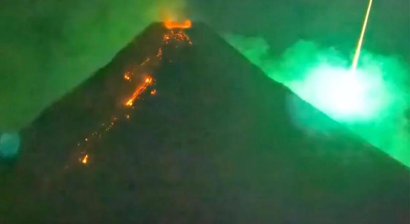 Épp a kitört vulkánt vette a kamera, aztán történt valami egészen váratlan – videó