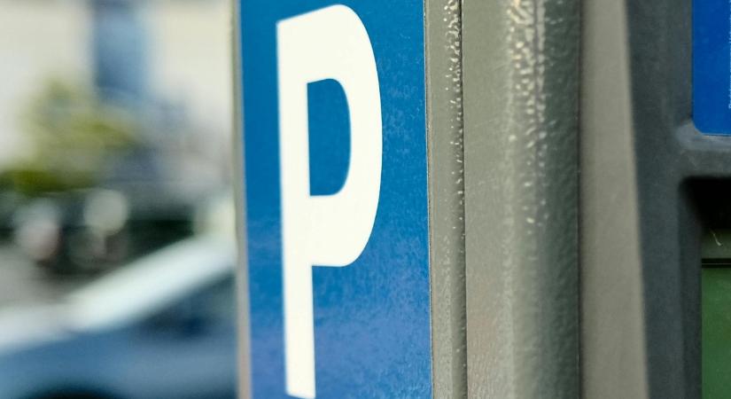 „Kivágás” – Kék helyett zöld lesz a parkolóórák helye