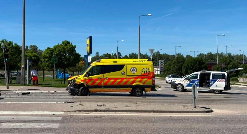 Válaszoltak a rendőrök: megtudtuk, miként történt a frontális mentőbaleset