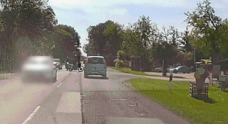 Szélvédőnek csapódott egy motoros Csongrádon, videón a súlyos baleset