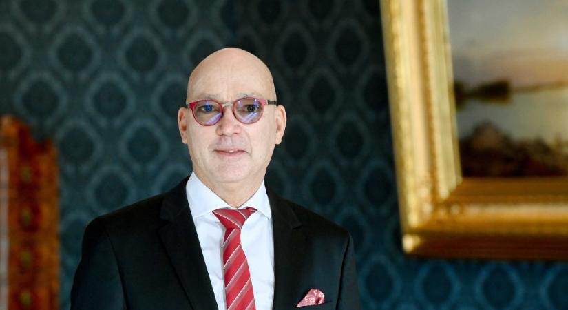 Péterfalvi Attila: A visszavonásnál már nem akadályozhatja nemzetbiztonsági érdek a diplomata útlevellel rendelkezők neveinek kiadását