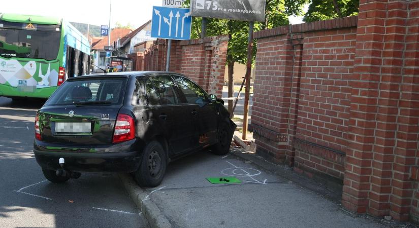 Mustang után Skoda: nem ez volt az első kerítésrombolás Pécsen