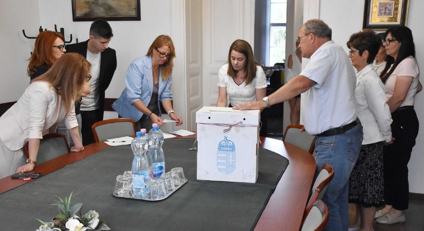 Heves viták után bukott el a titkos szavazás, nemet mondtak a berényi polgármester jelöltjére
