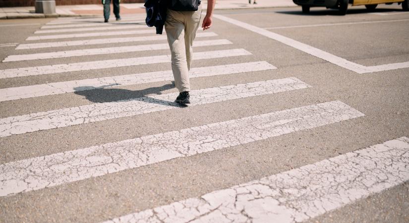 Súlyosan büntetik a gyalogosokat a rendőrök: Elég egy telefon vagy egy fülhallgató, és máris repül a súlyos bírság