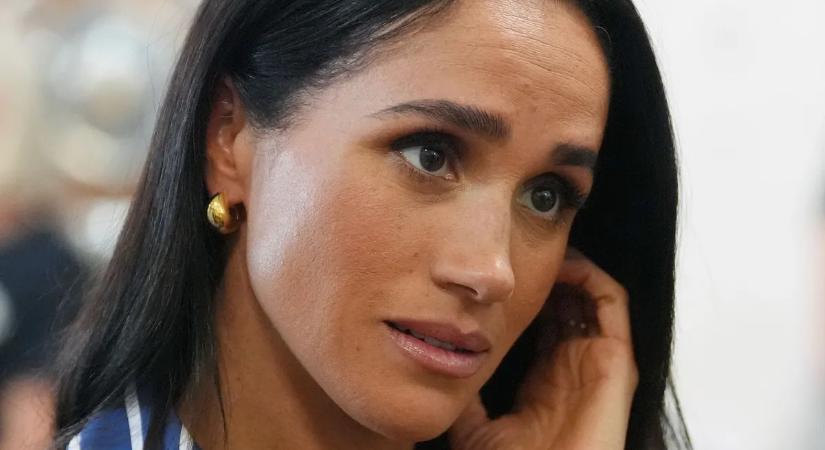 Hoppá! Meghan Markle lebukott, így üzenhetett az apósának