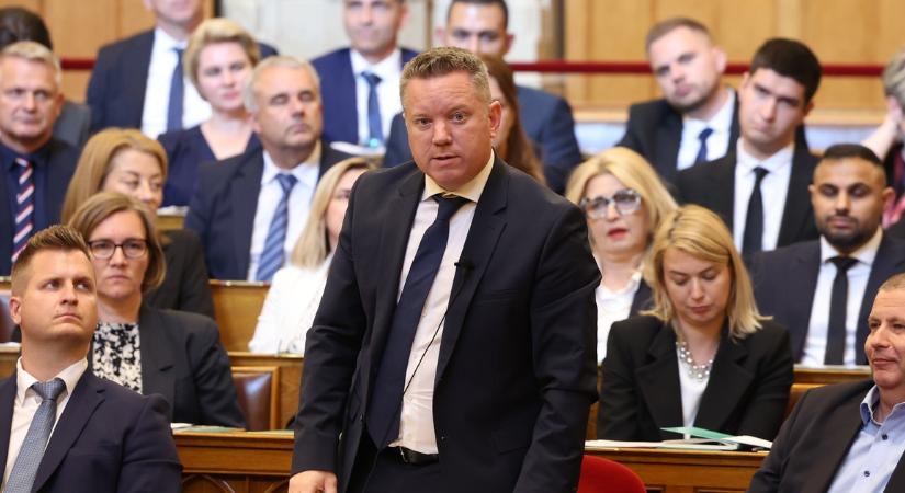 Megszólalt a belügyminiszter: 5 embert vittek el a rendőrök, miután 14 helyen tartottak házkutatást gyermekbántalmazás gyanúja miatt