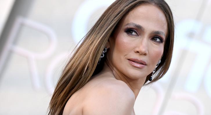 Jennifer Lopez új szintre emelte a pucérruha fogalmát a vörös szőnyegen