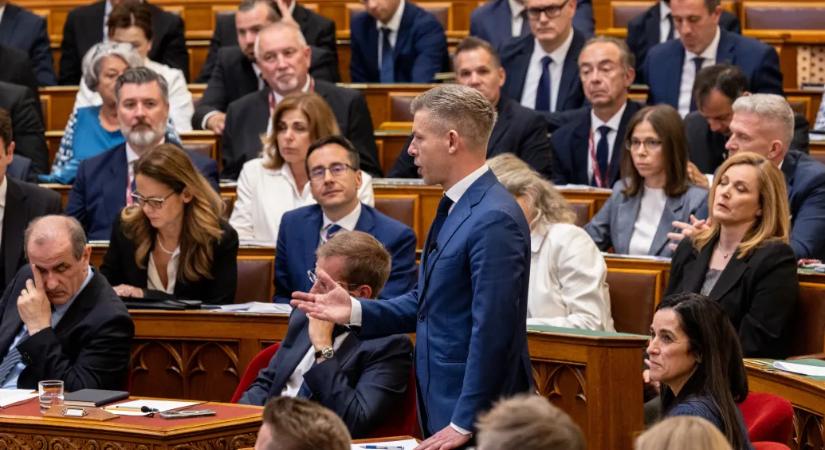 Kiszámoltuk, hogyan csökken Magyar Péter fizetése a törvénymódosítás után