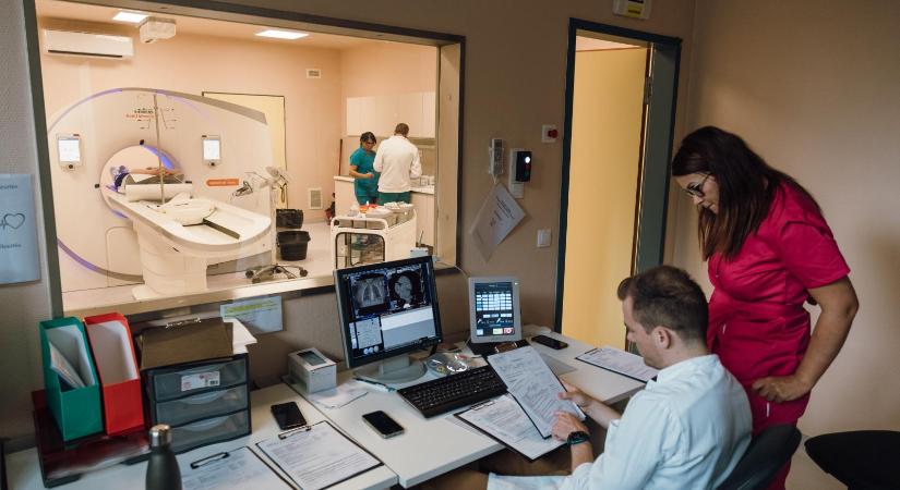 Amíg az új tárca tégláról-téglára épül, addig a 80 éves orvosok tartják a frontot