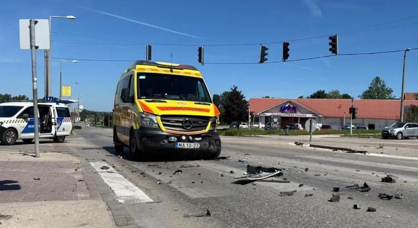 Frontálisan tarolt le egy autót a szirénázó mentőautó Tatabányán – képek