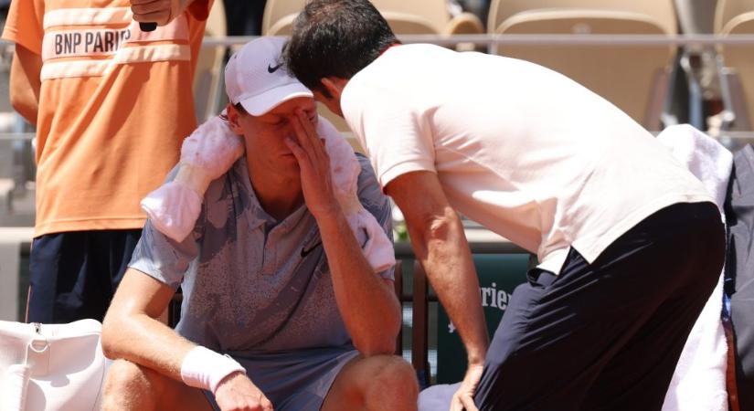 A Roland Garros legnagyobb szenzációja: Sinner kétszettes előnyből kiesett a második fordulóban
