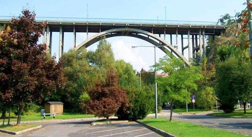 Szökött tinilányért aggódott Veszprém, a viadukt alatt találtak rá