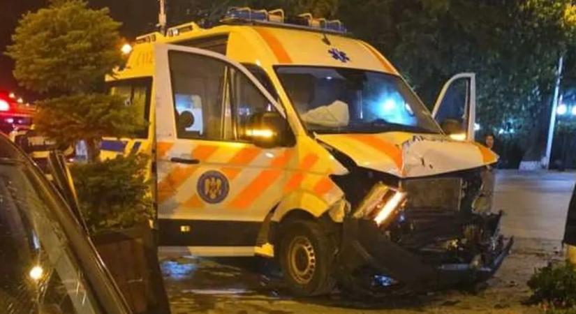 Brutális baleset történt: szirénázó mentőautóval ütközött egy személygépkocsi