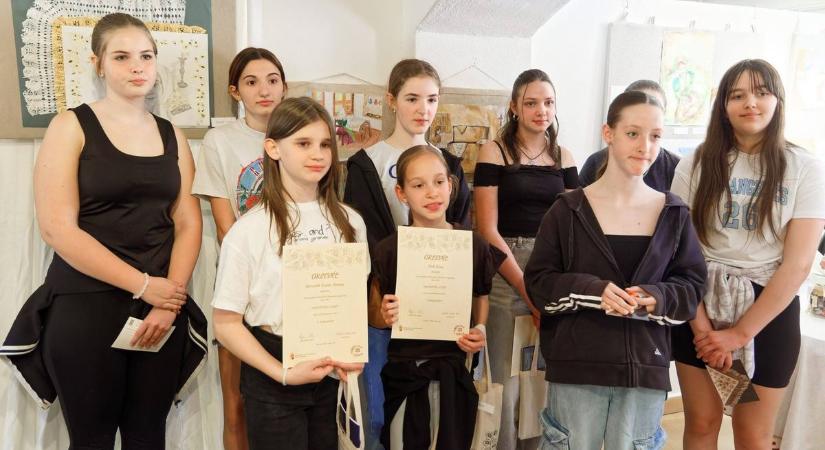 Bekötötték a fejét címmel írt ki rajzpályázatot az Aranyfonal, kiállítás lett belőle