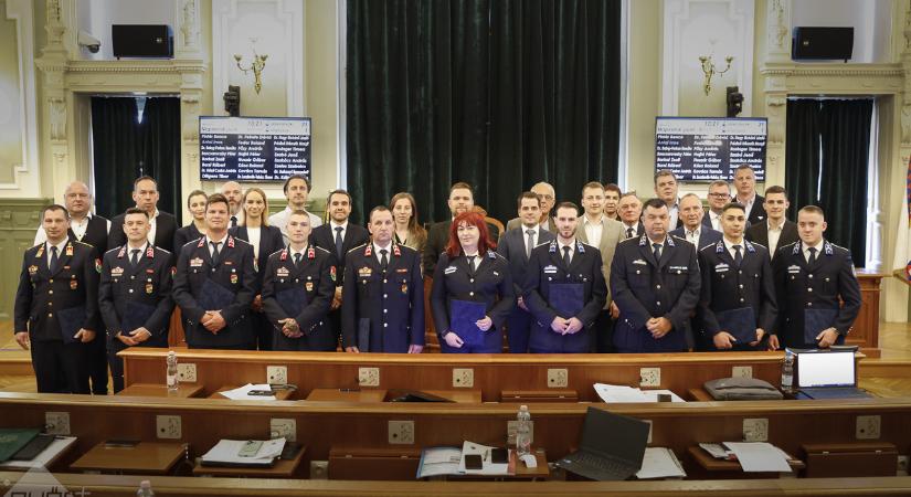 A közgyűlés díjak átadásával kezdődött