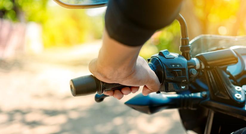 Fölpattant, és dühösen földhöz vágta a bukósisakját: motoros és autó ütközött Csongrádon – videón a durva baleset