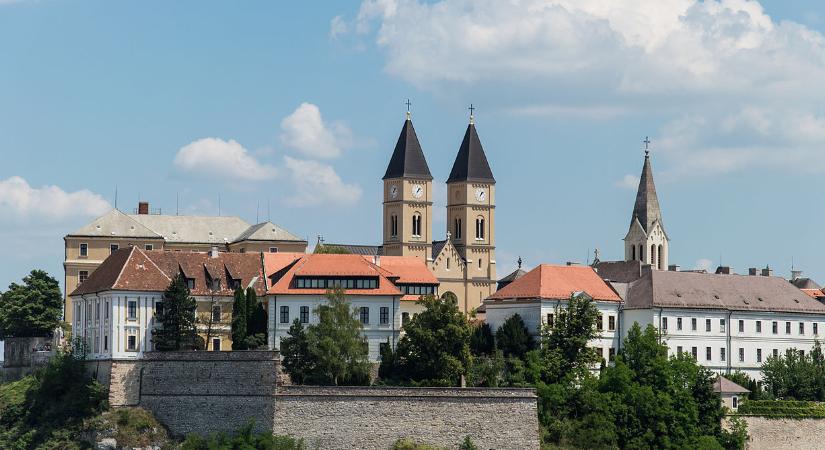 Aranykincsre bukkantak a veszprémi érseki palota pincéjében