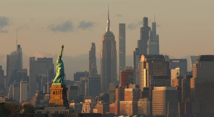 Köhög az amerikai gazdaság: lefelé korrigált növekedés, három éve nem látott infláció