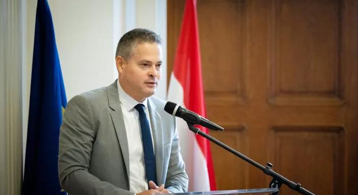 70 millió forint végkielégítést osztott szét hatfős stábjának a Sára Botond, a miniszter szerint vissza kell fizetniük a pénzt