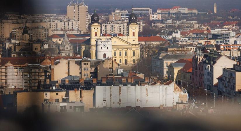 Brutális bosszúhadjárat vagy csak védekezés? Ártatlan járókelőkre támadnak Debrecenben!
