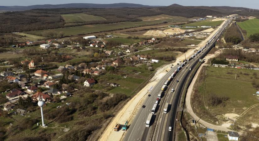 Rendkívüli kamionstop lesz a BL-döntő miatt, annyira rettegnek az M1-es örökdugójától
