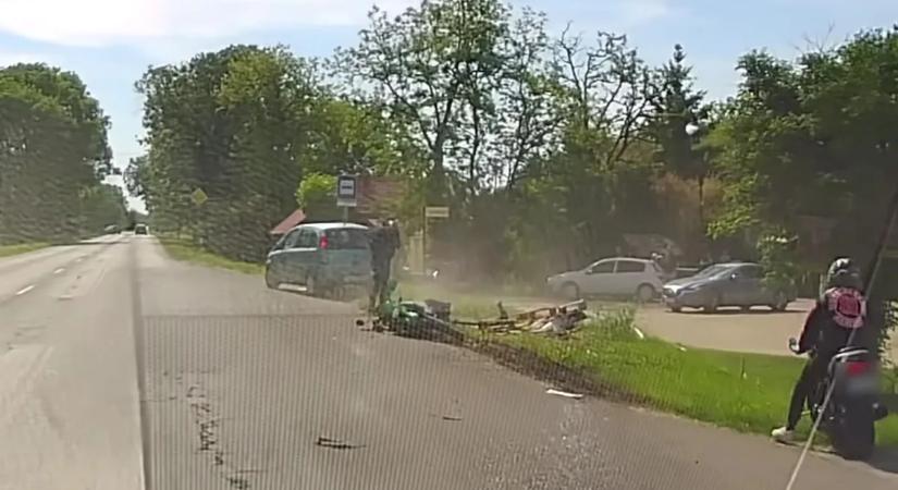 Szélvédőre zuhant a motoros: videón a brutális ütközés Csongrádon