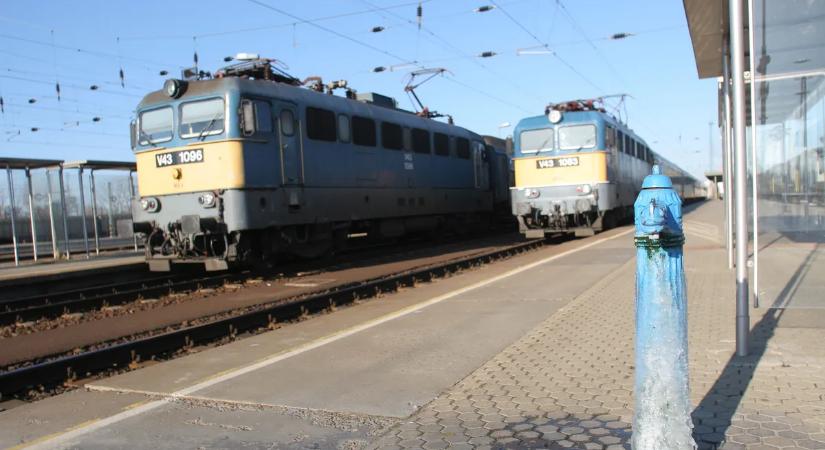 Ledöglött a Napfény InterCity Ferihegynél, órákra megbénult a forgalom