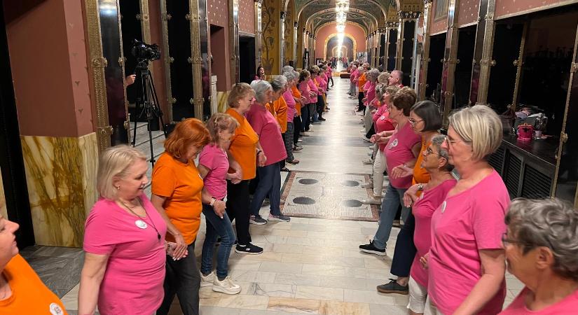 Örömtánc a Kultúrpalotában – Közel kétszáz szenior táncos találkozott Marosvásárhelyen (VIDEÓ)
