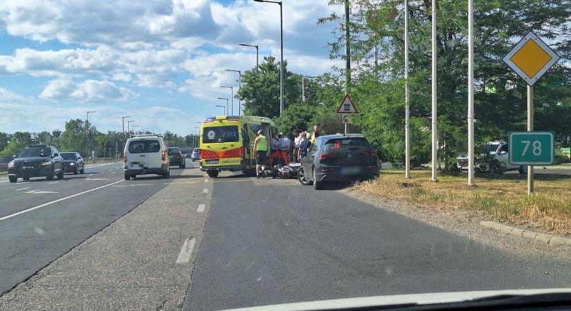Motoros és autós ütközött a forgalmas debreceni úton, a mentőket is riasztani kellett – fotóval