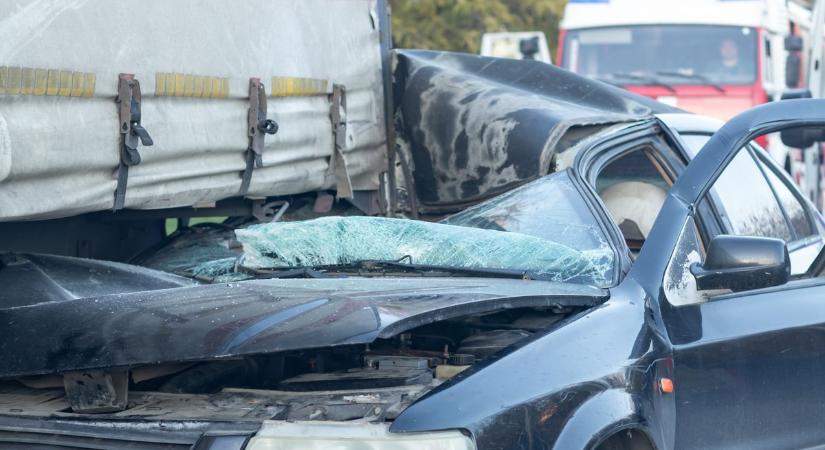 Frontális baleset Böhönyén, többen megsérültek