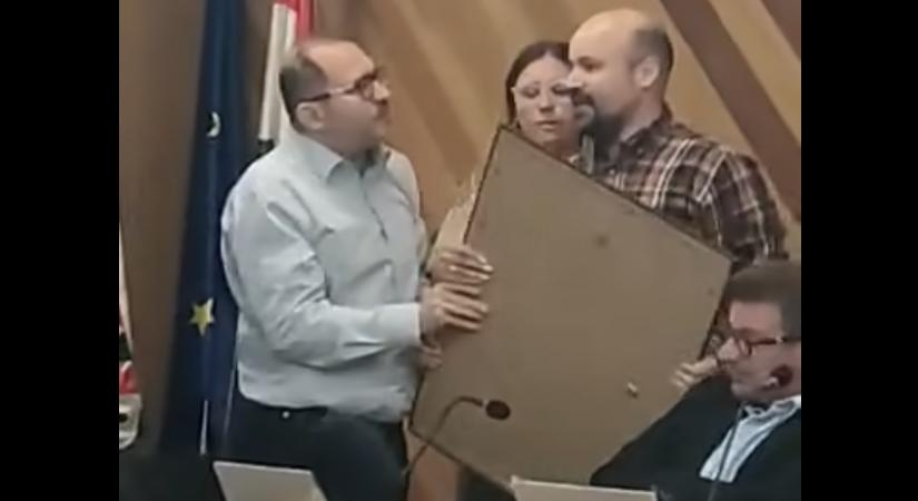 Lekapta a NER-nyilatkozatot az ülésterem faláról a csepeli momentumos képviselő