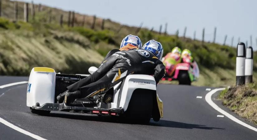 IOM TT 2026 – felfüggesztették a sidecar kategóriát, meghalt Daniel Ingham