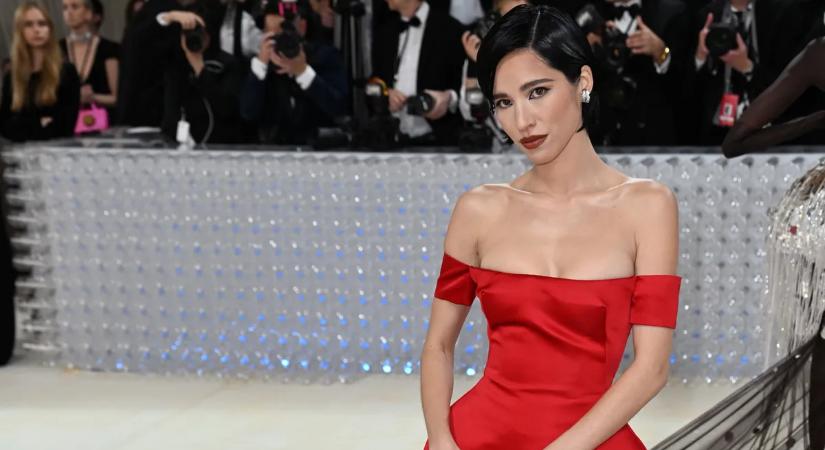 Kelsey Chow, a Yellowstone sztárja olyan dekoltázst villant, hogy csak kapkodjuk a fejünket – szexi galéria