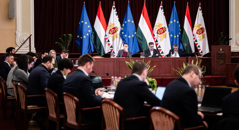 Vadászik a Fidesz a Fővárosi Közgyűlés bizottságaira, szövevényes céghálót sejtenek a Népsziget-projekt mögött
